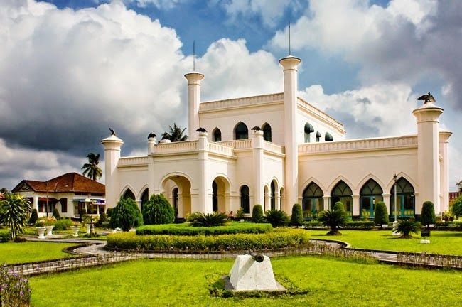 Istana Siak paket wisata  pekanbaru dari Sumbar