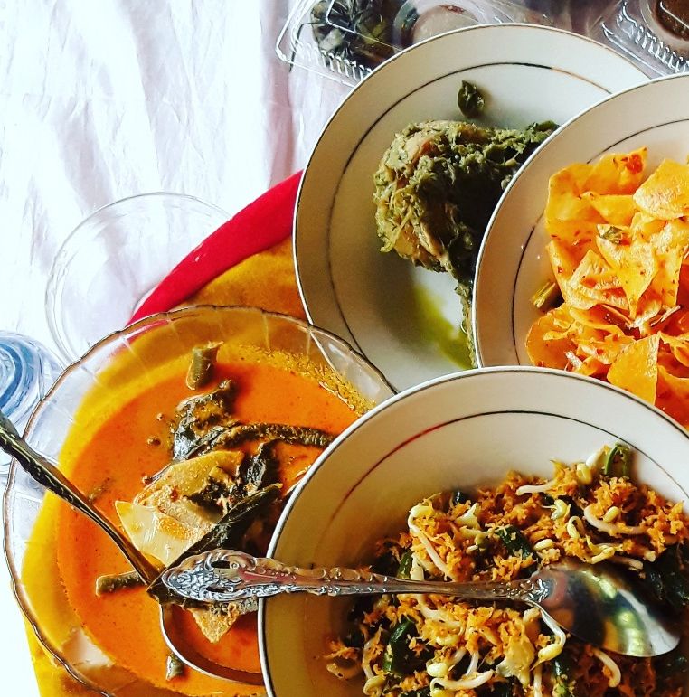 Makanan tradisional Sumatera Barat. Nah, ini salah satu tampilan sajian tradisional MinangKabau.