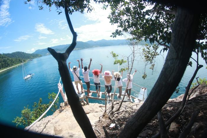 View Mandeh dari Pulau Sironjong Ketek. Sironjong Ketek merupakan salah satu pulau yang berada di Kawasan Mandeh dan disini juga merupakan tempat untuk anda yang berminat untuk Cliff Jumping dengan ketinggian 15 Meter dan 5 Meter.