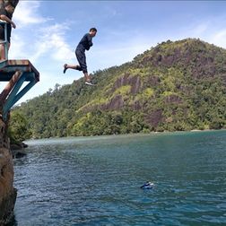 Clif Jumping di Pulau Sronjong Ketek